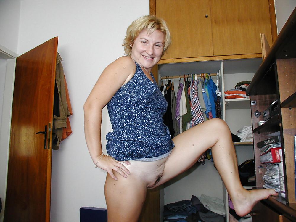 13P Horny Milf On Vacation