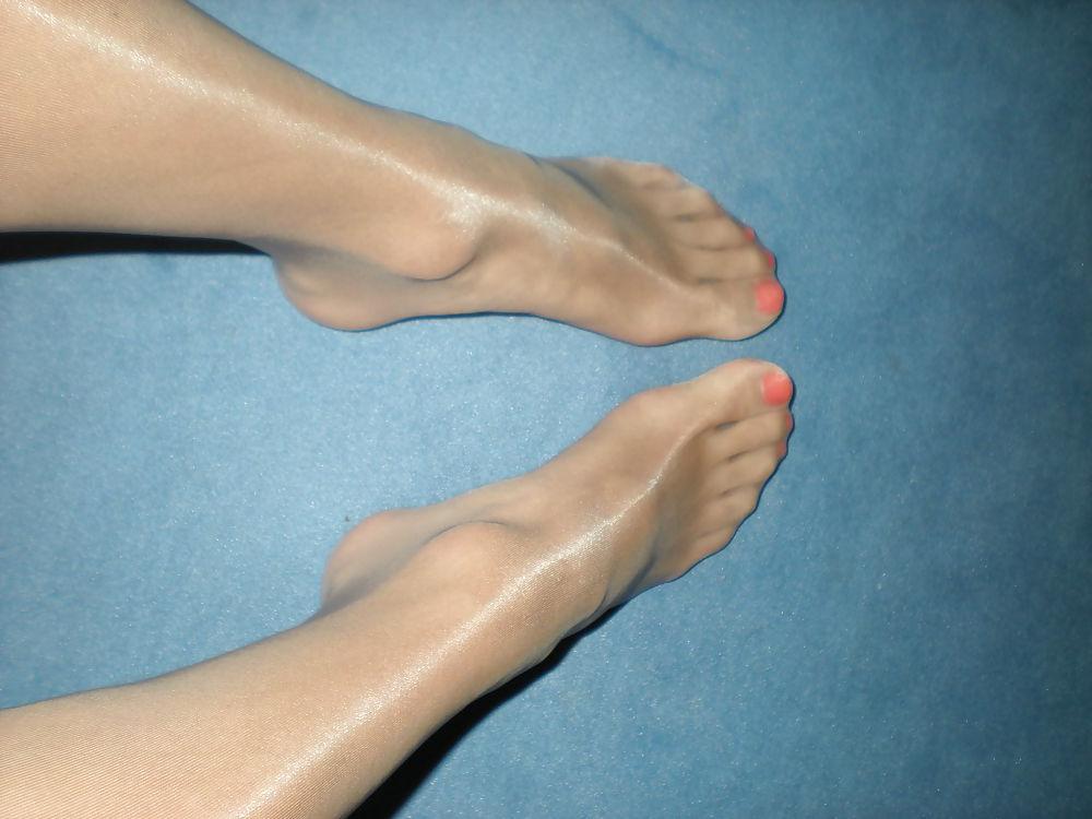 20P Crossdresser feet cock legs nylons