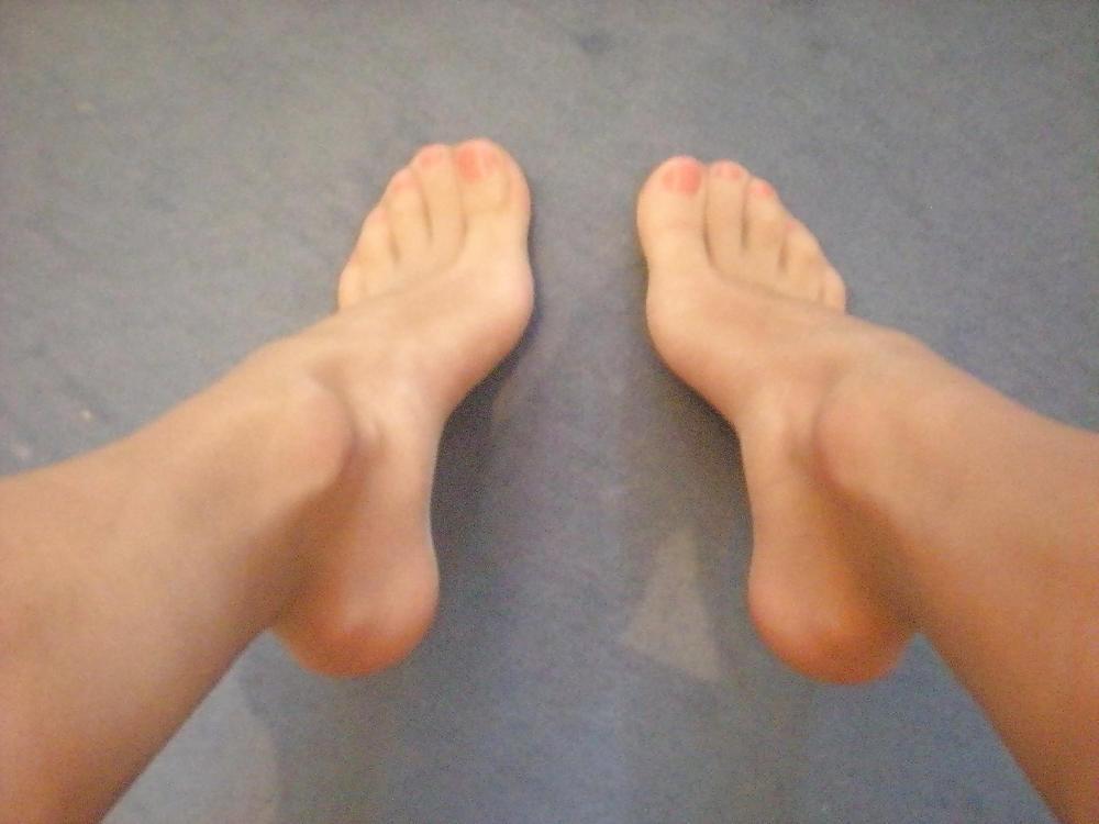 20P Crossdresser feet cock legs nylons