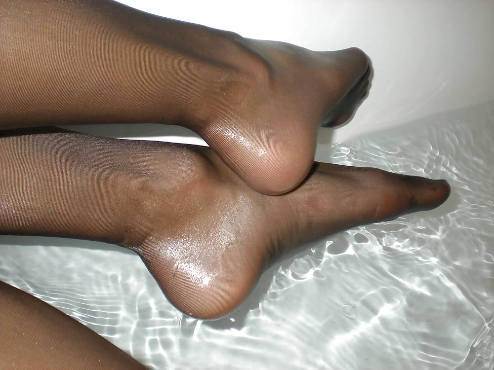20P Crossdresser feet cock legs nylons