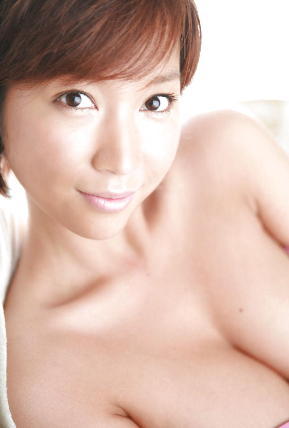25P Japanese Bikini Babes-Ayumi