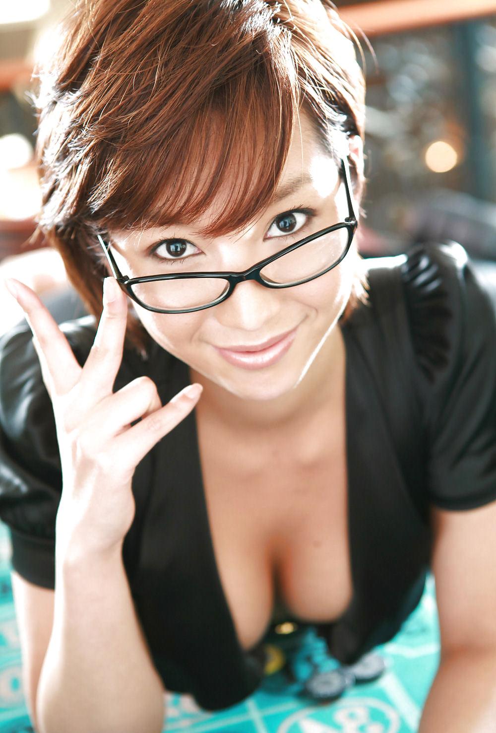 25P Japanese Bikini Babes-Ayumi