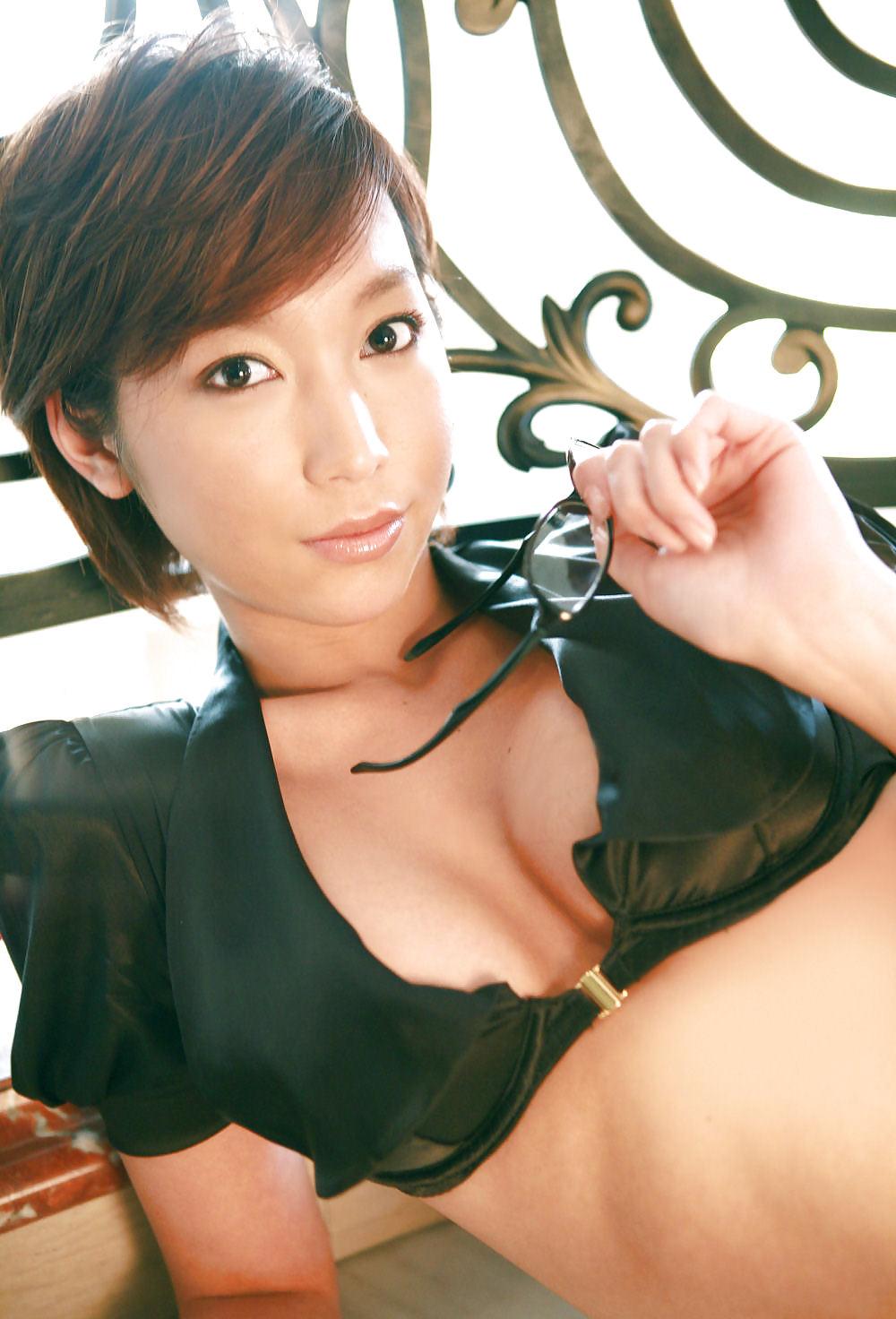 25P Japanese Bikini Babes-Ayumi