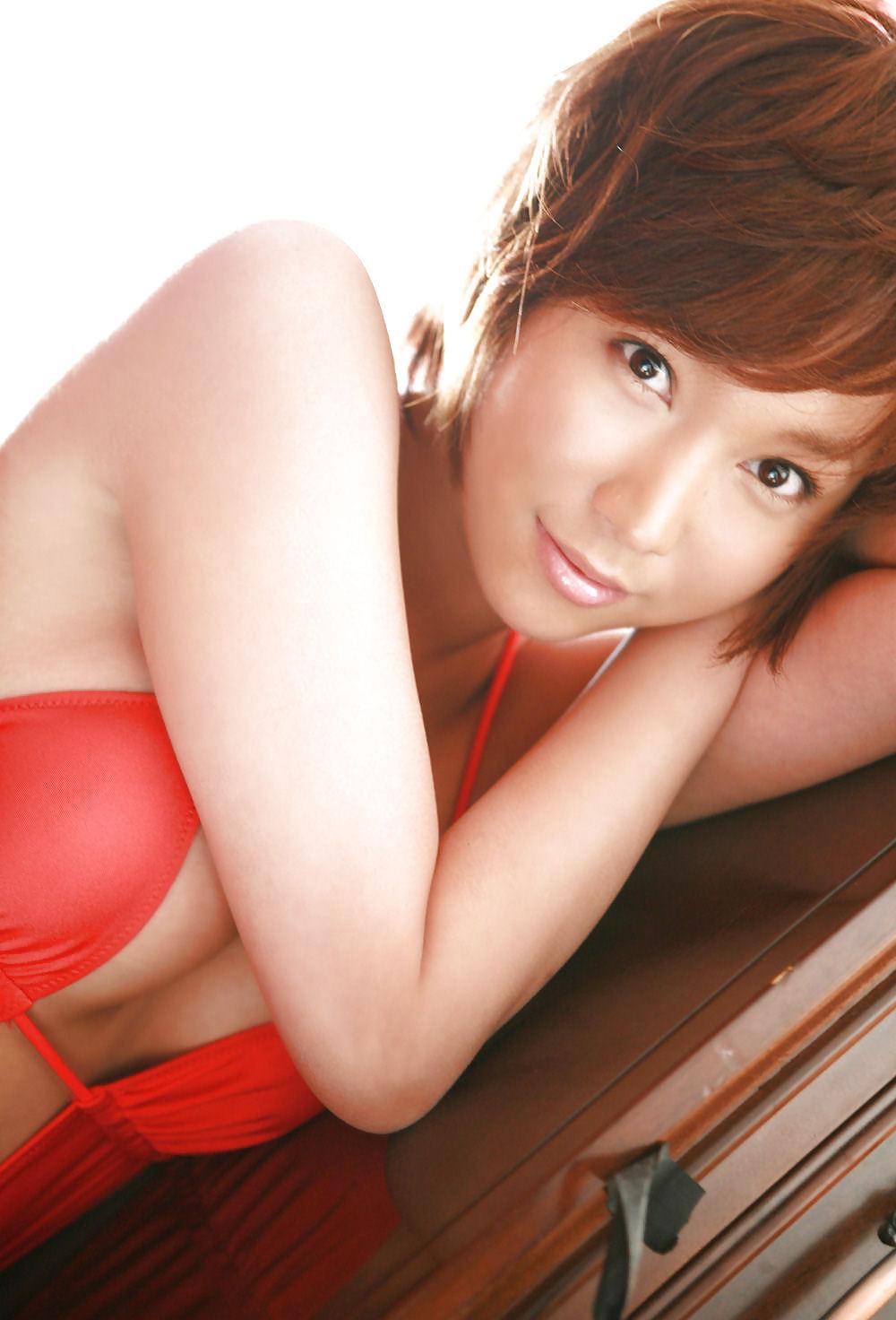 25P Japanese Bikini Babes-Ayumi