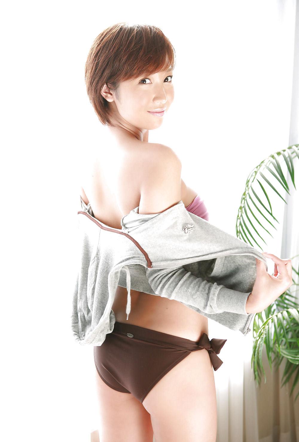 25P Japanese Bikini Babes-Ayumi