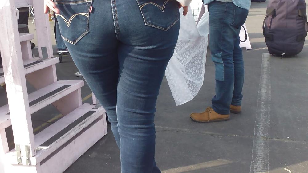 25P Nice big ass & butt in tight blue jeans 