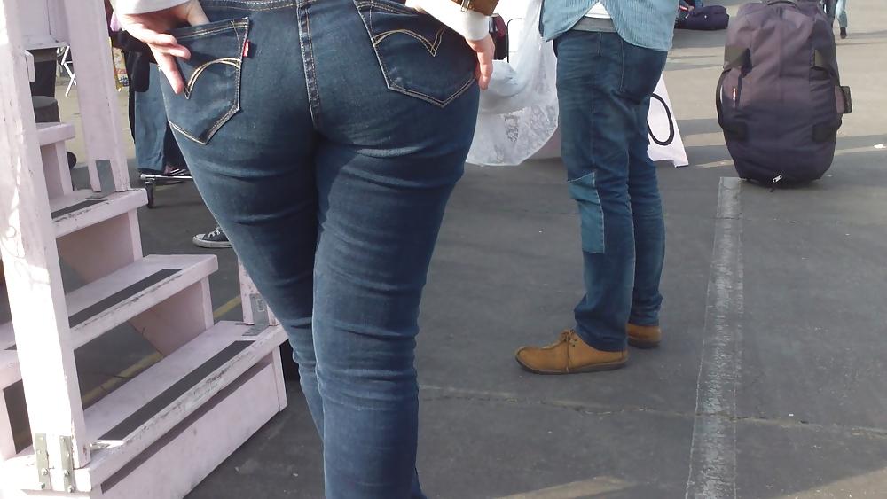 25P Nice big ass & butt in tight blue jeans 