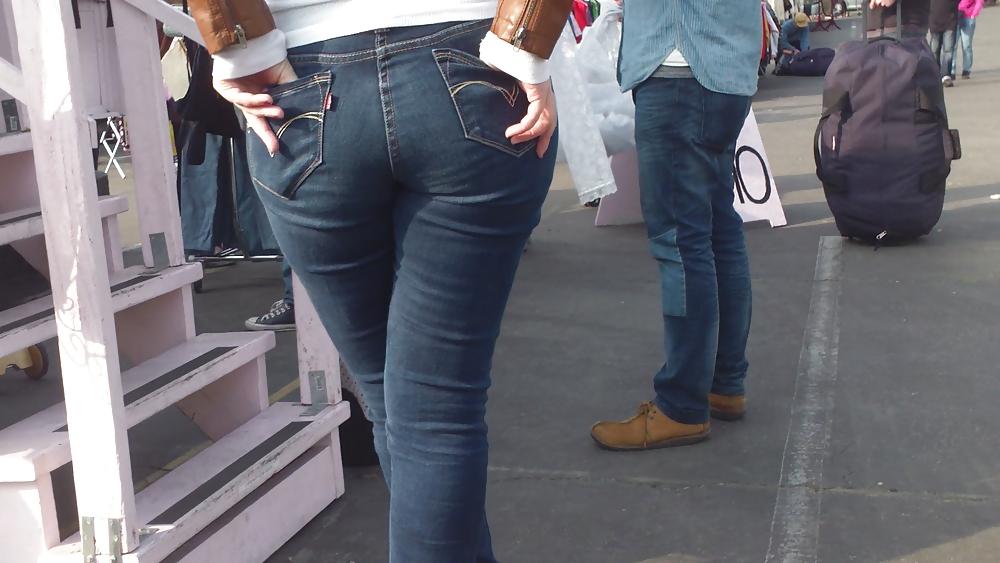 25P Nice big ass & butt in tight blue jeans 