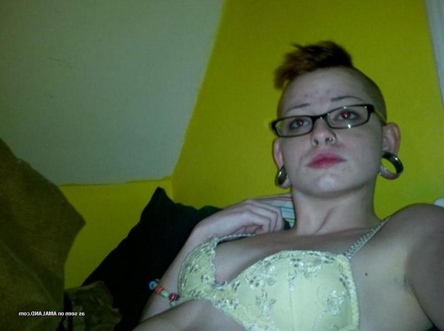 12P Various sexy emo chicks posing for the cam