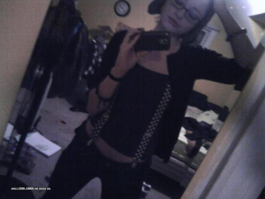 12P Various sexy emo chicks posing for the cam