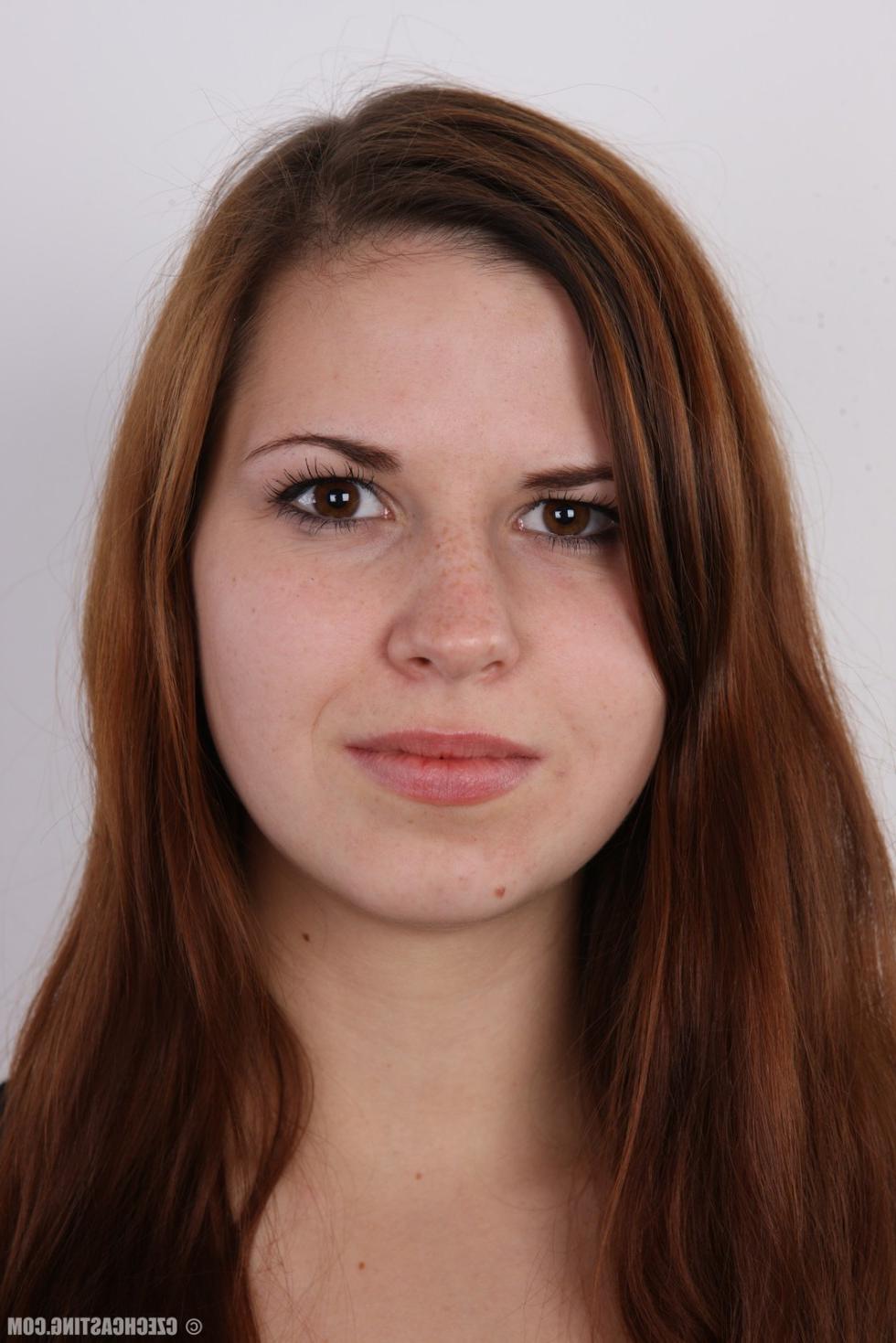 15P Natural amateur girl poses on these casting pics