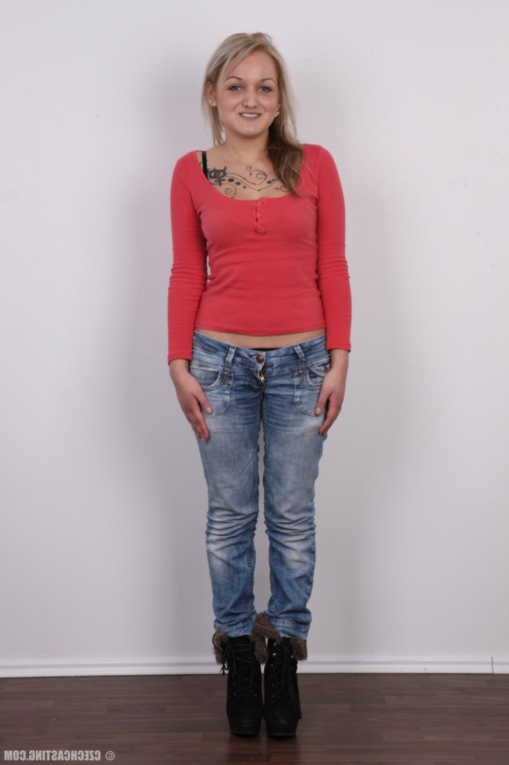 17P Petite amateur girl in casting scene
