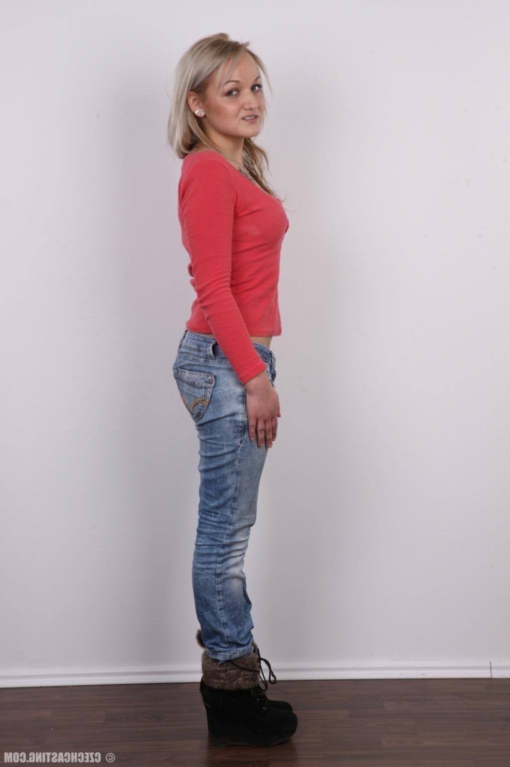 17P Petite amateur girl in casting scene