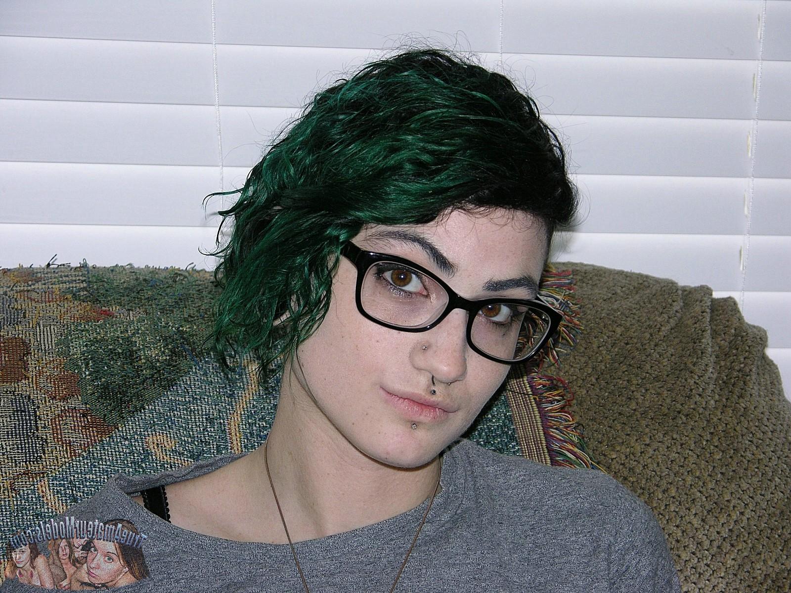 16P Emo Punk Rocker Teen Models nackt und wichst einen Schwanz
