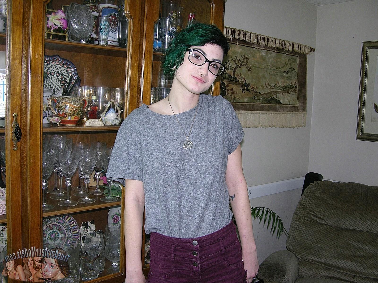 16P Emo Punk Rocker Teen Models nackt und wichst einen Schwanz