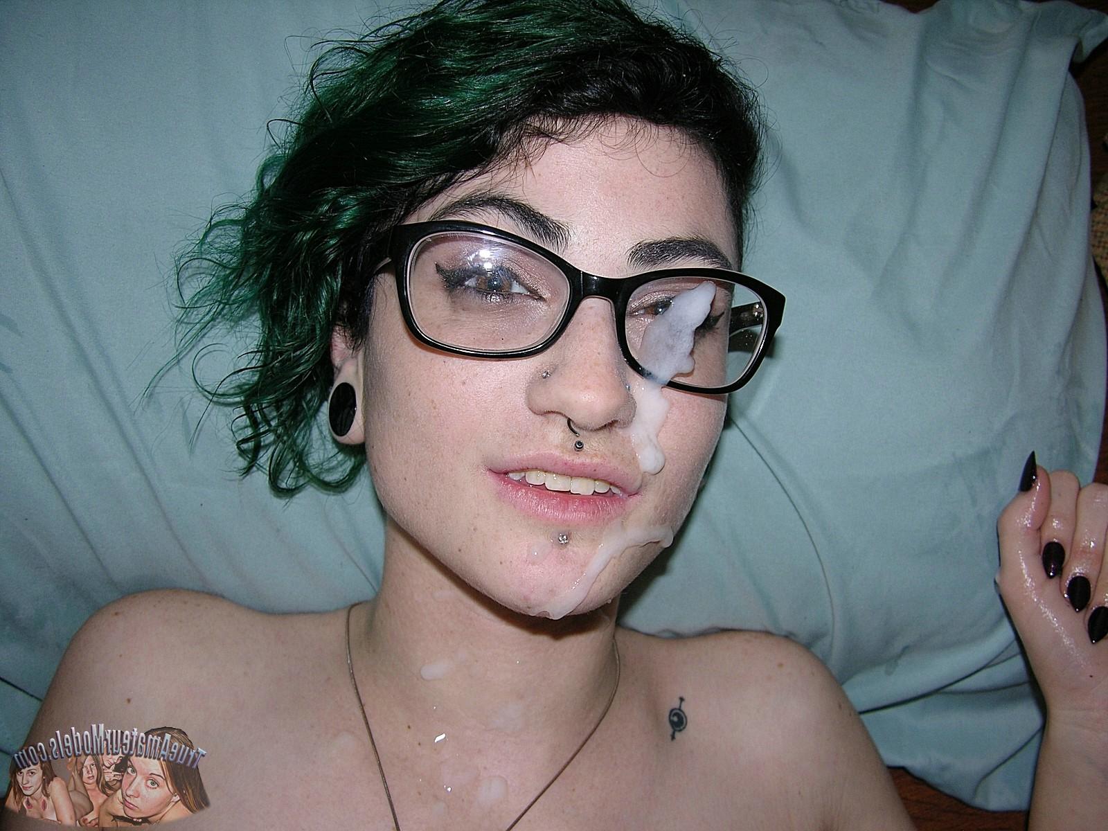 16P Emo Punk Rocker Teen Models nackt und wichst einen Schwanz