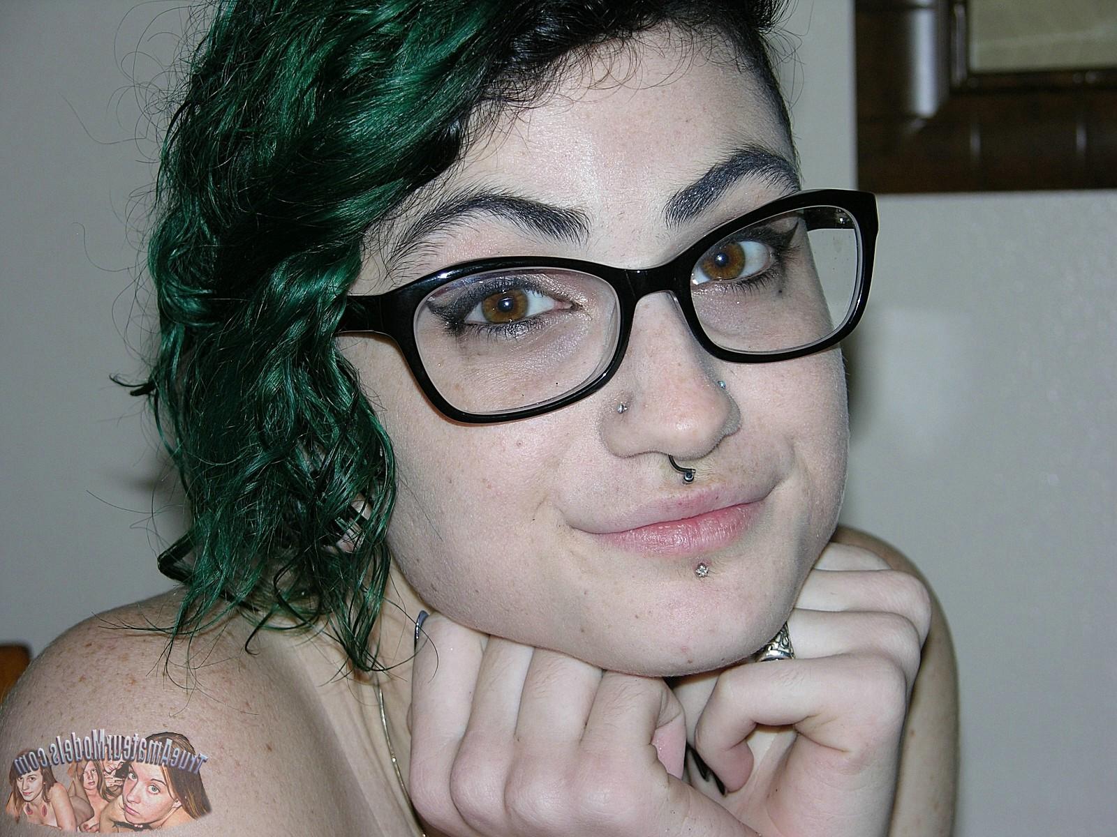 16P Emo Punk Rocker Teen Models nackt und wichst einen Schwanz