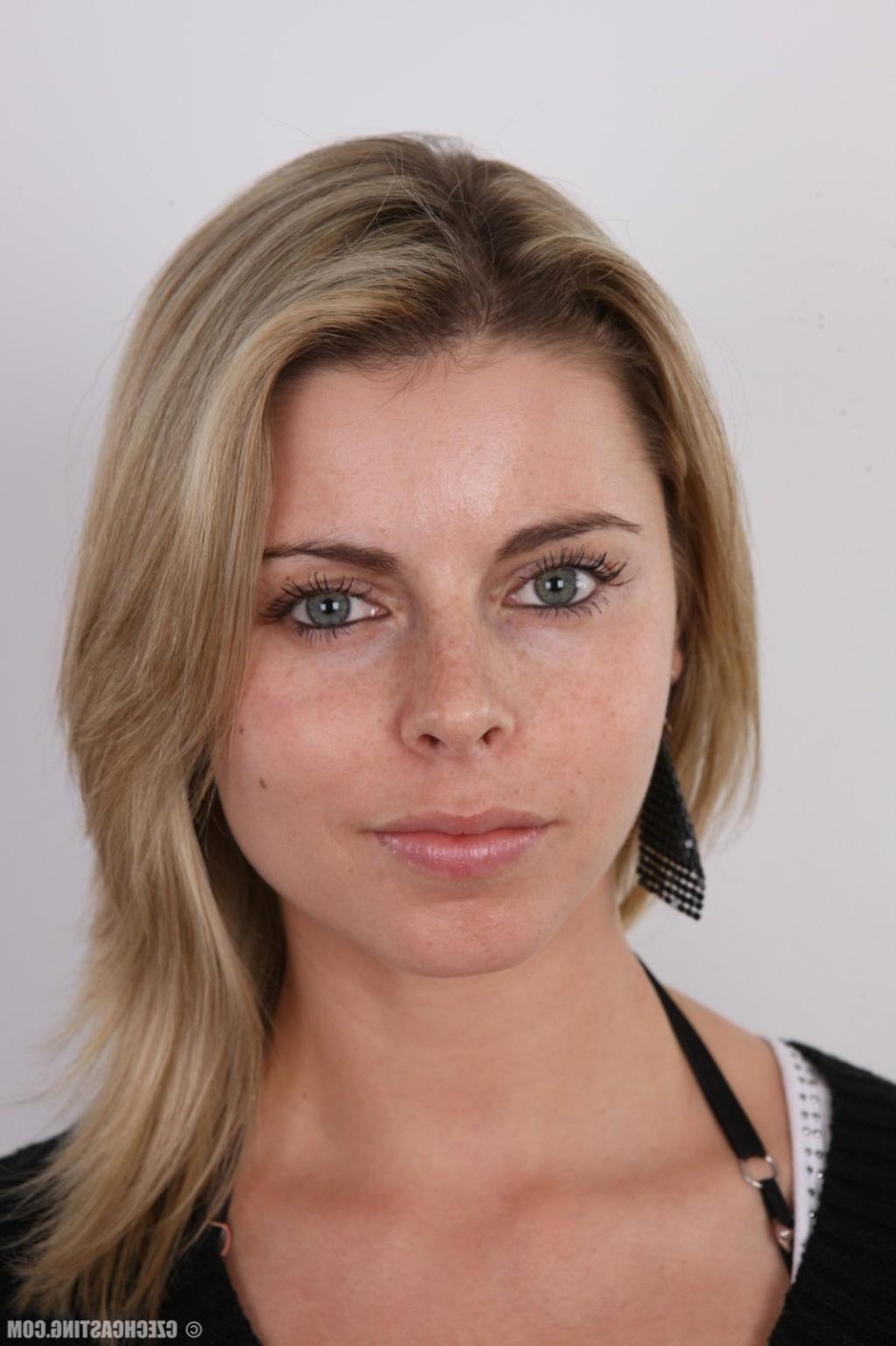 15P Lovely amateur girl poses in these casting pics