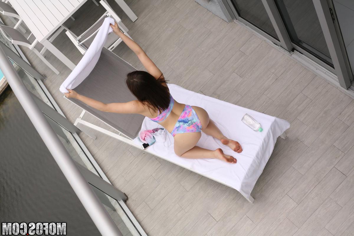 15P Kylie Quinn bangs her voyeur on the hotel balcony