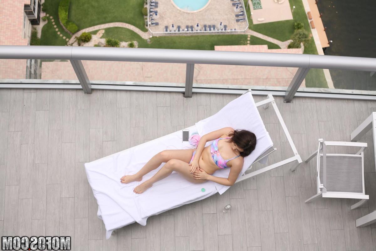 15P Kylie Quinn bangs her voyeur on the hotel balcony