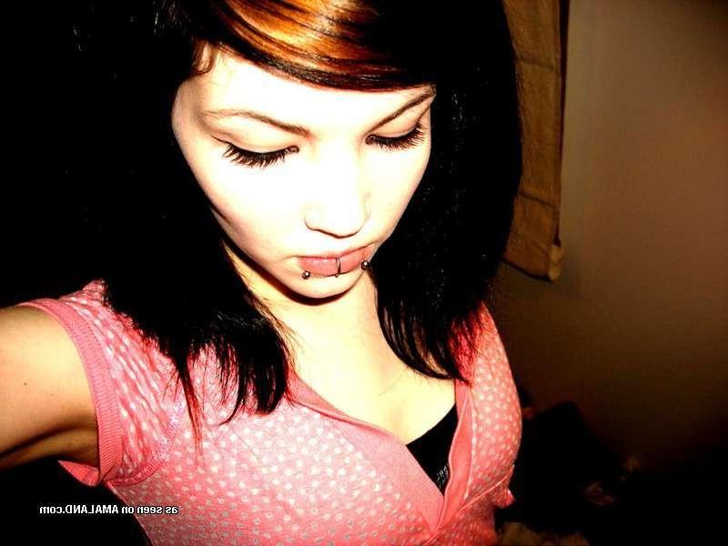 12P Picture set of a sexy emo amateur cutie selfshooting