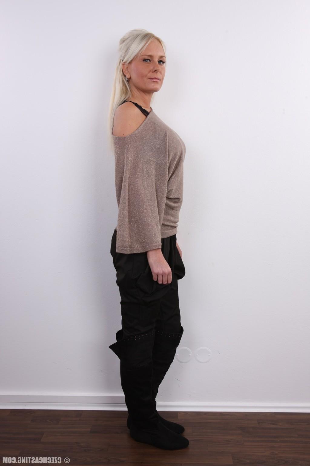 17P Blonde mature milf in casting session