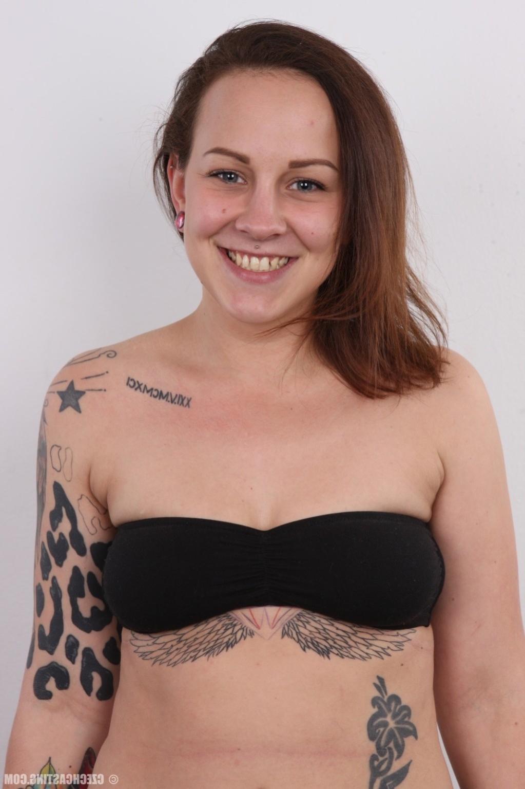 15P Tatootted wife in casting session