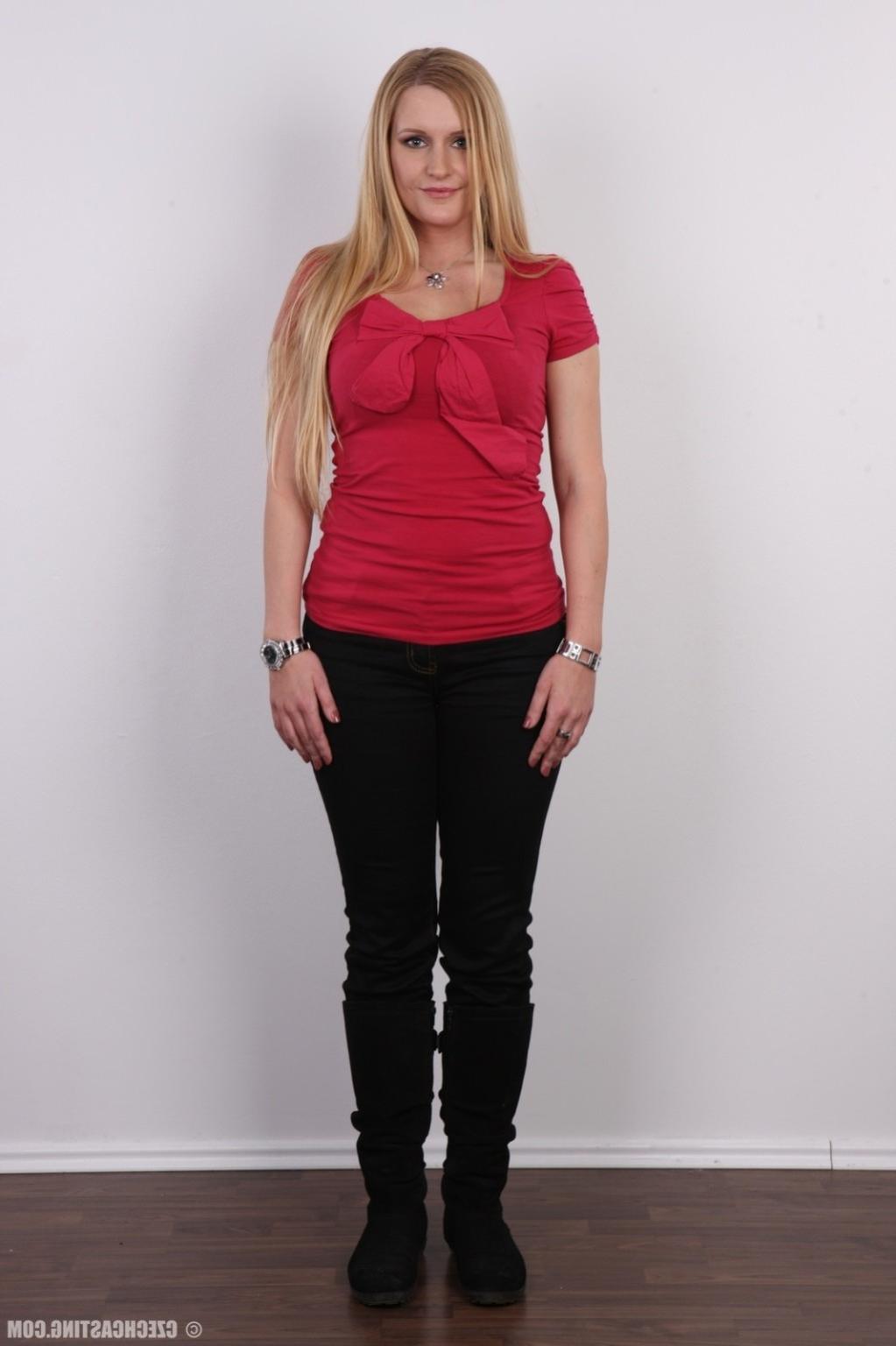 17P Sexy blonde milf in casting photos
