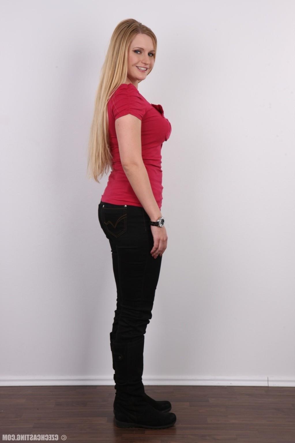 17P Sexy blonde milf in casting photos