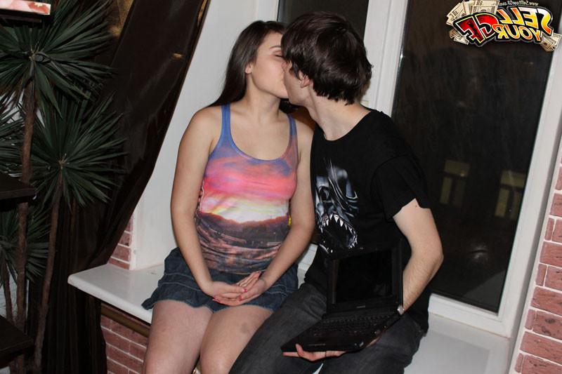 14P Fellow kisses his girlfriend while she fucks with stranger