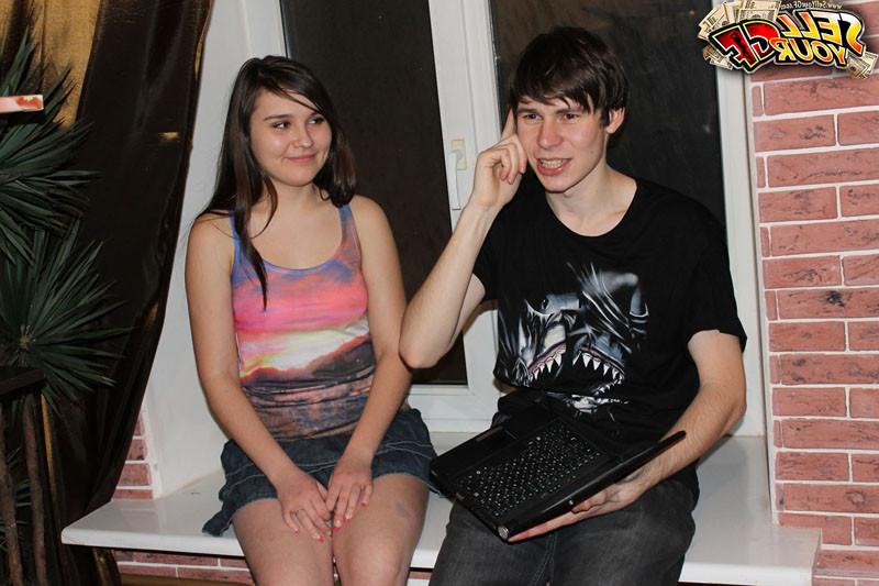14P Fellow kisses his girlfriend while she fucks with stranger