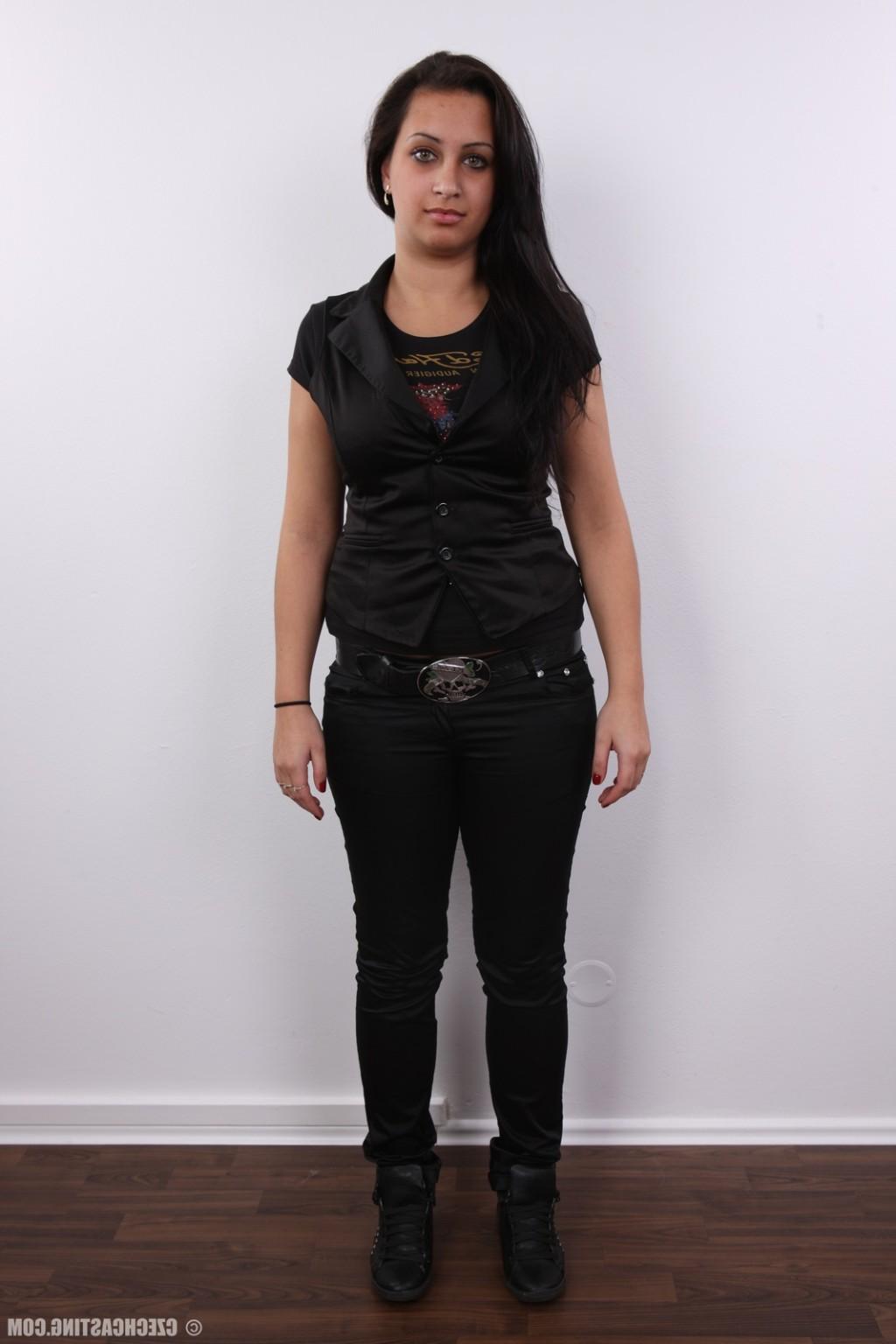 17P Chubby brunette in casting sesion