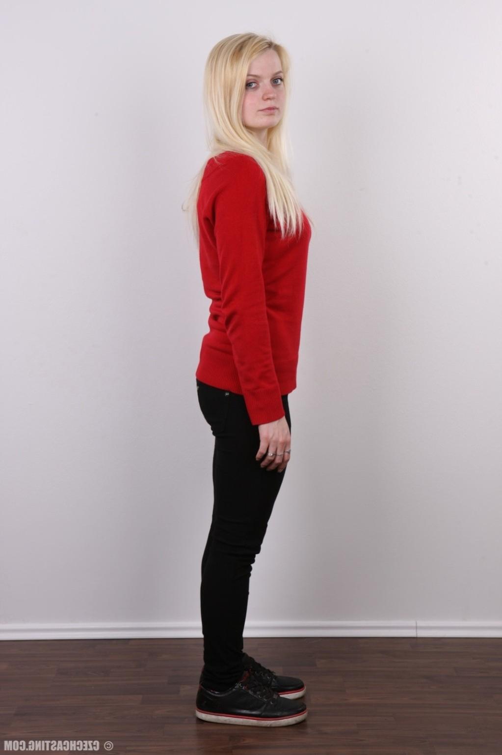 17P Natural amateur blonde in casting photos