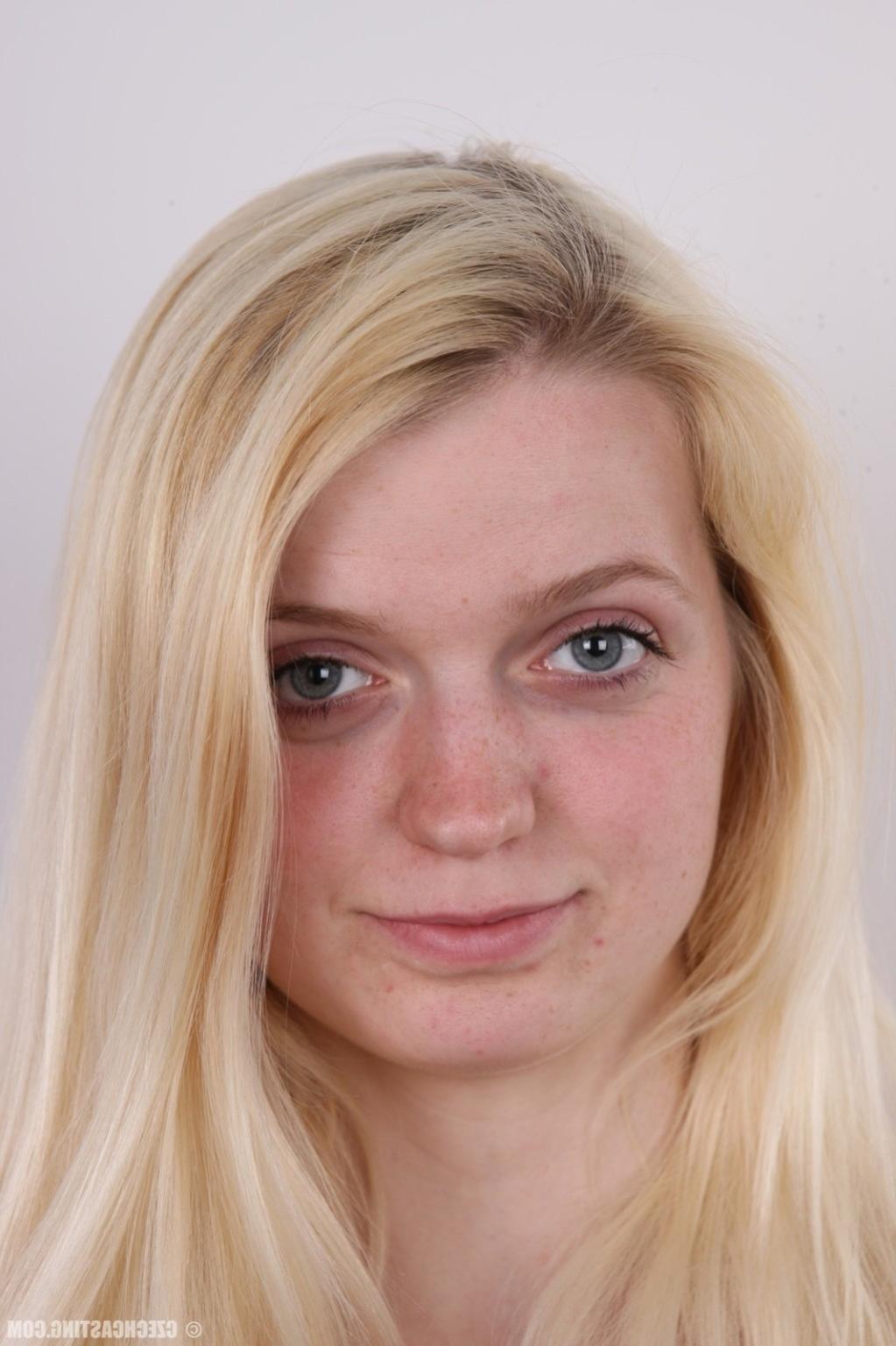 17P Natural amateur blonde in casting photos