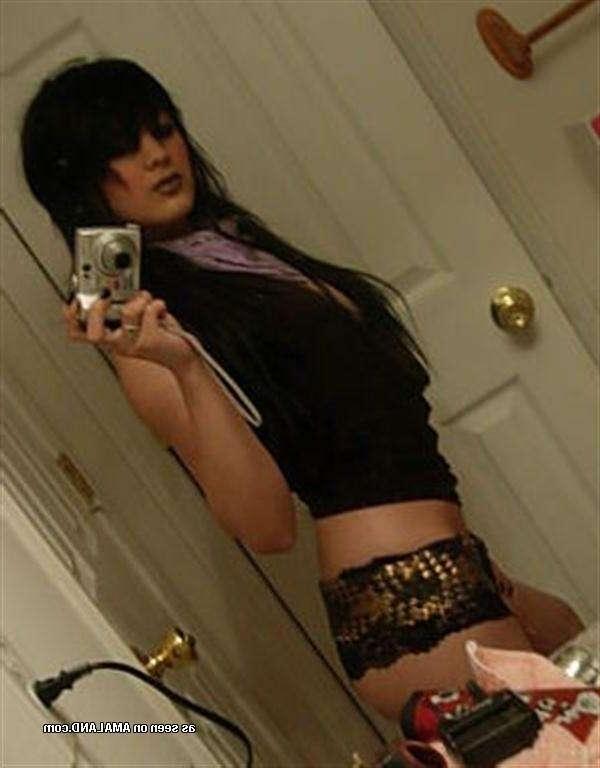 12P Wild amateur hardcore pierced emo GF camwhoring
