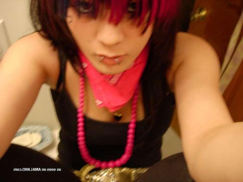 12P Wild amateur hardcore pierced emo GF camwhoring