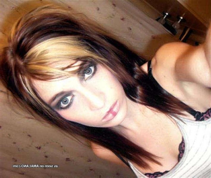 12P Sultry amateur emo chick showing off her nice tits