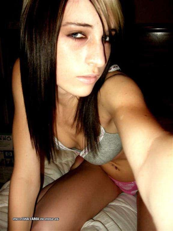 12P Sultry amateur emo chick showing off her nice tits