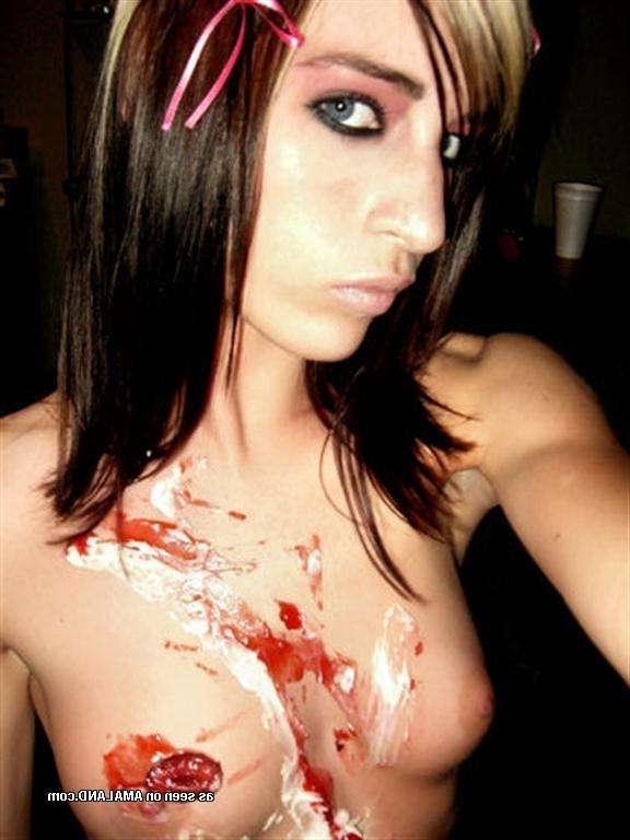 12P Sultry amateur emo chick showing off her nice tits