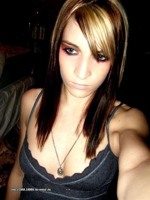 12P Sultry amateur emo chick showing off her nice tits