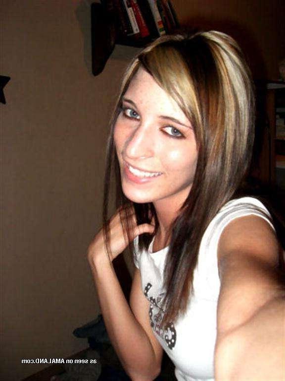 12P Sultry amateur emo chick showing off her nice tits