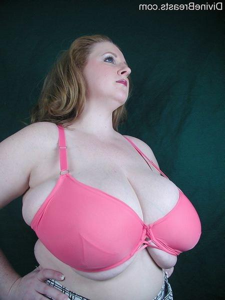 15P Plump amateur Sapphire flaunting her humongous breasts