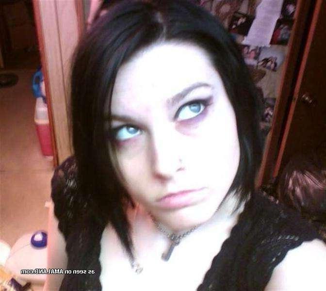 12P Steamy hot photos of an amateur curvy emo babe