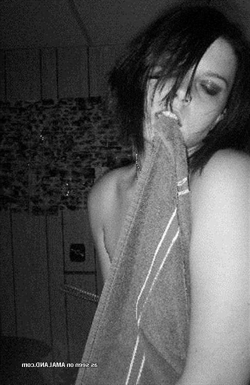 12P Steamy hot photos of an amateur curvy emo babe