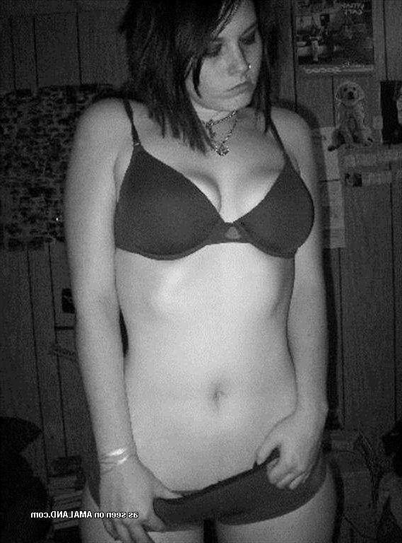 12P Steamy hot photos of an amateur curvy emo babe