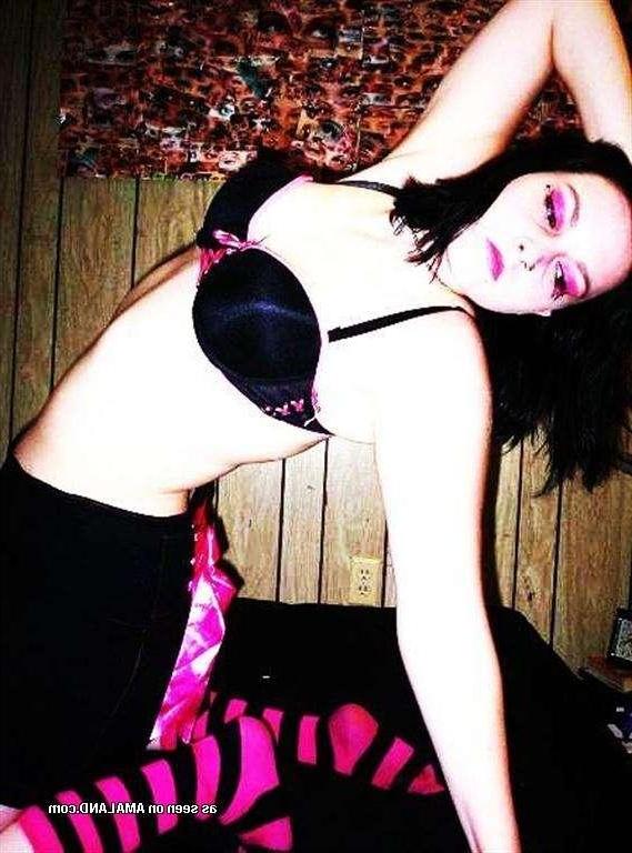 12P Steamy hot photos of an amateur curvy emo babe