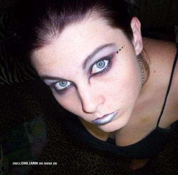 12P Steamy hot photos of an amateur curvy emo babe