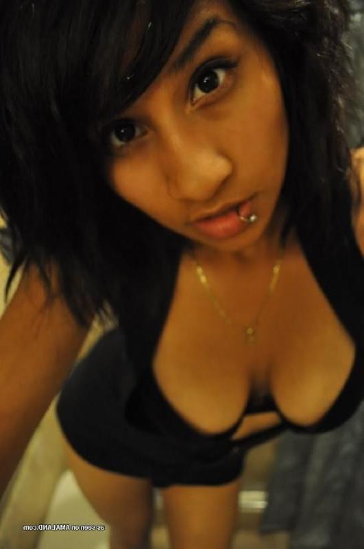 12P Sexy kinky amateur pierced scene hottie posing