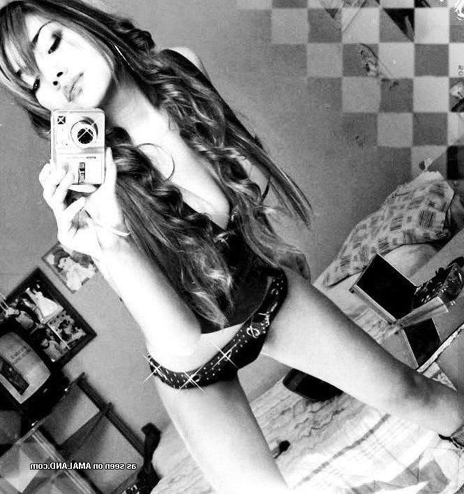 12P Sizzling hot picture selection of amateur emo babes