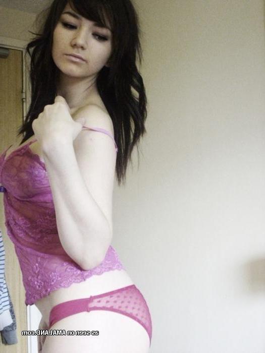 12P Picture set of a smoking hot amateur sexy emo teen